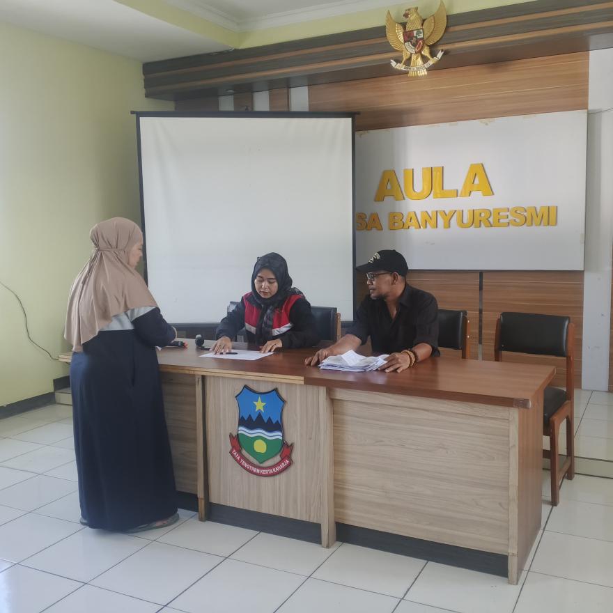 PENYALURAN BLT DANA DESA TRIWULAN PERTAMA TAHUN 2025 DI DESA BANYURESMI BERJALAN LANCAR